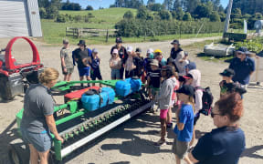 Tamariki getting an up close look at the Spikey machine.