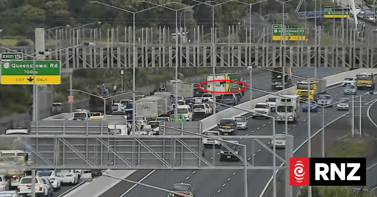 Airport access blocked after two-vehicle crash on SH20 in Auckland