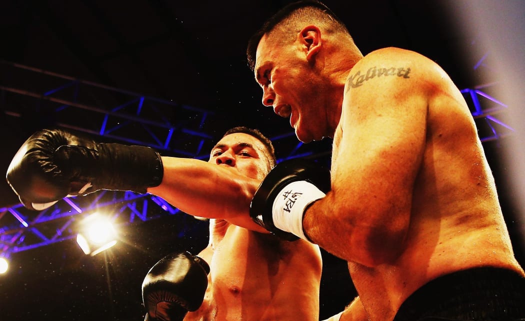 The New Zealand heavyweight Joseph Parker beats Kali Meehan with a third round TKO.