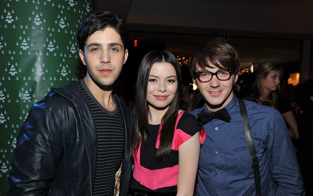 LOS ANGELES, CA - DECEMBER 02: Actors Josh Peck, Miranda Cosgrove, Drake Bell pose at the after party for the premiere Of Nickelodeon's "Merry Christmas, Drake & Josh!" on December 2, 2008 at the Landmark Theatres, Westside Pavilion in Los Angeles, California.   Frazer Harrison/Getty Images/AFP (Photo by Frazer Harrison / GETTY IMAGES NORTH AMERICA / Getty Images via AFP)