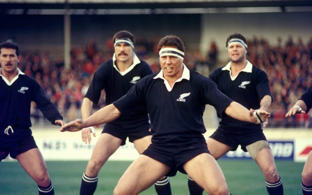 Wayne 'Buck' Shelford performs the Haka in 1989.
