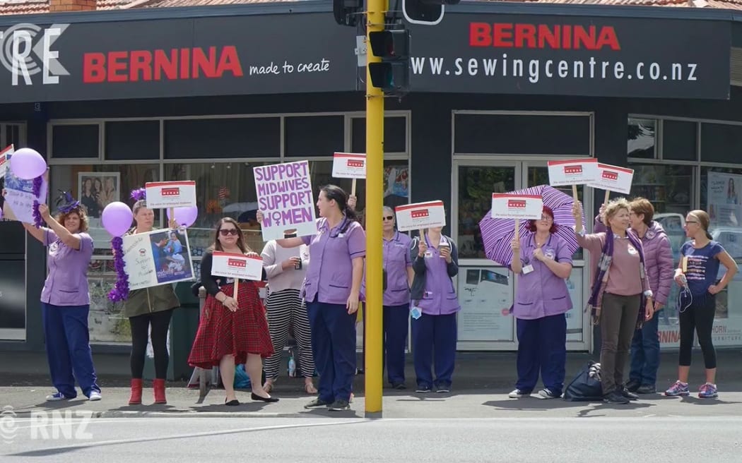 Midwives begin rolling strike action, demanding better recognition