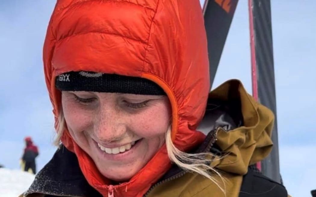 Isabella Bolton recuerda al kiwi de 21 años muerto en una avalancha en Japón