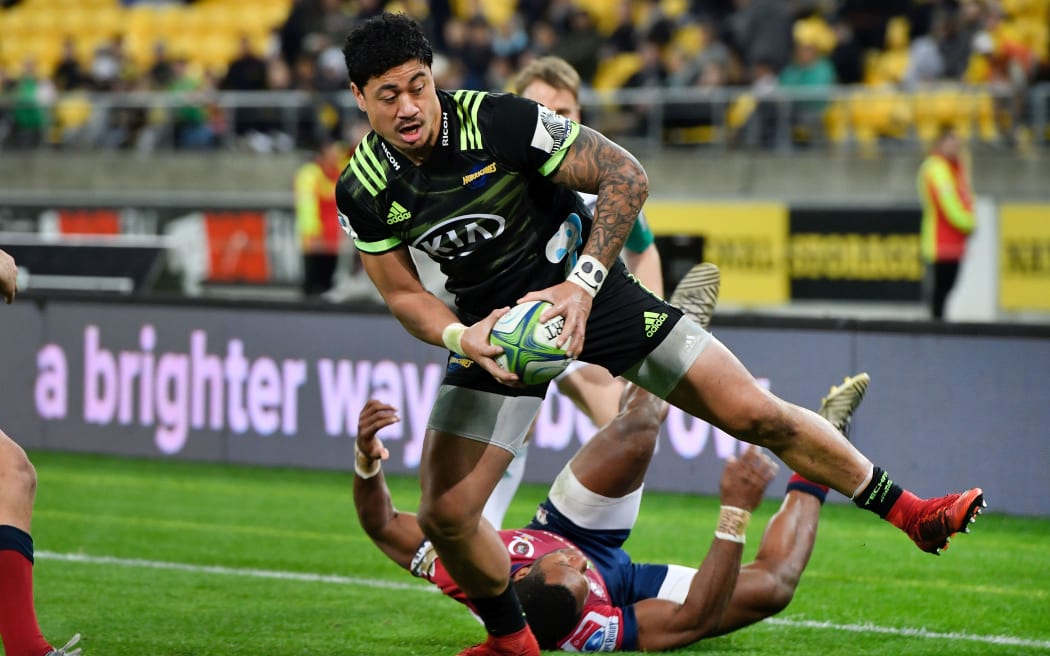 Hurricanes Ben Lam runs in a try.