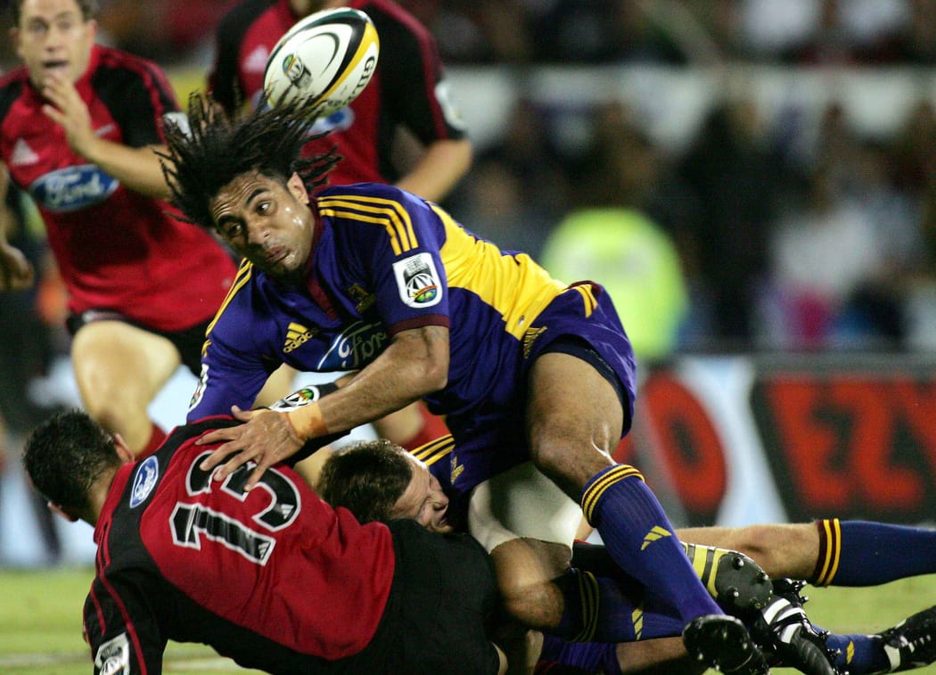 A much younger Hale T Pole in action for the Highlanders during the 2006 Super Rugby season.