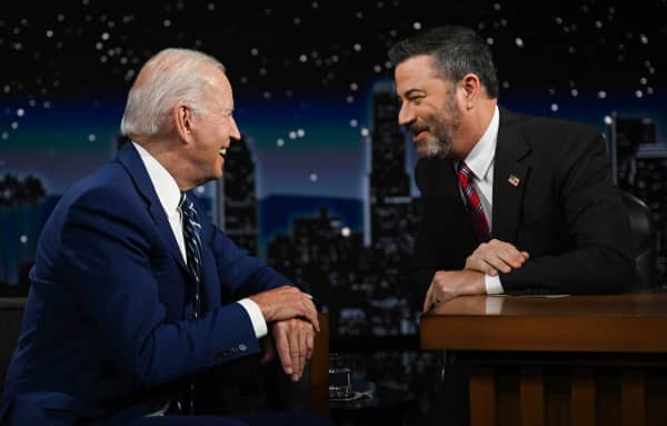 US President Joe Biden speaks with host Jimmy Kimmel as he makes his first in-person appearance on "Jimmy Kimmel Live!" on 8 June, 2022. (Photo by Jim WATSON / AFP)