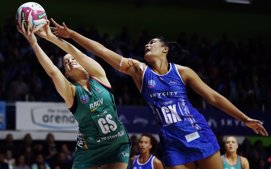 Temalisi Fakahokotau of the Mystics competes against Karyn Bailey of the Vixens. 2015 ANZ Championship, Northern Mystics v Melbourne Vixens,  Auckland.