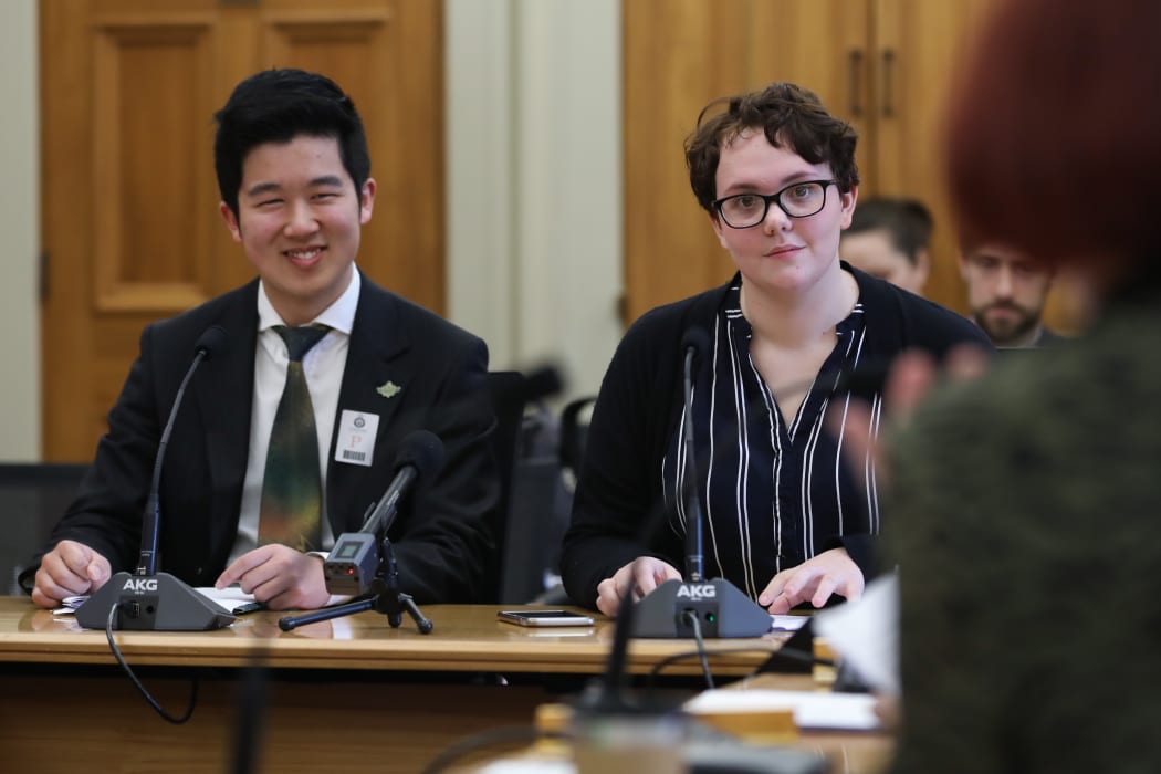 Youth MPs Shine Wu (left) and Lily Lewis (right) brief the Economic Development, Science and Innovation Select Committee on their report from Youth Parliament 2019.
