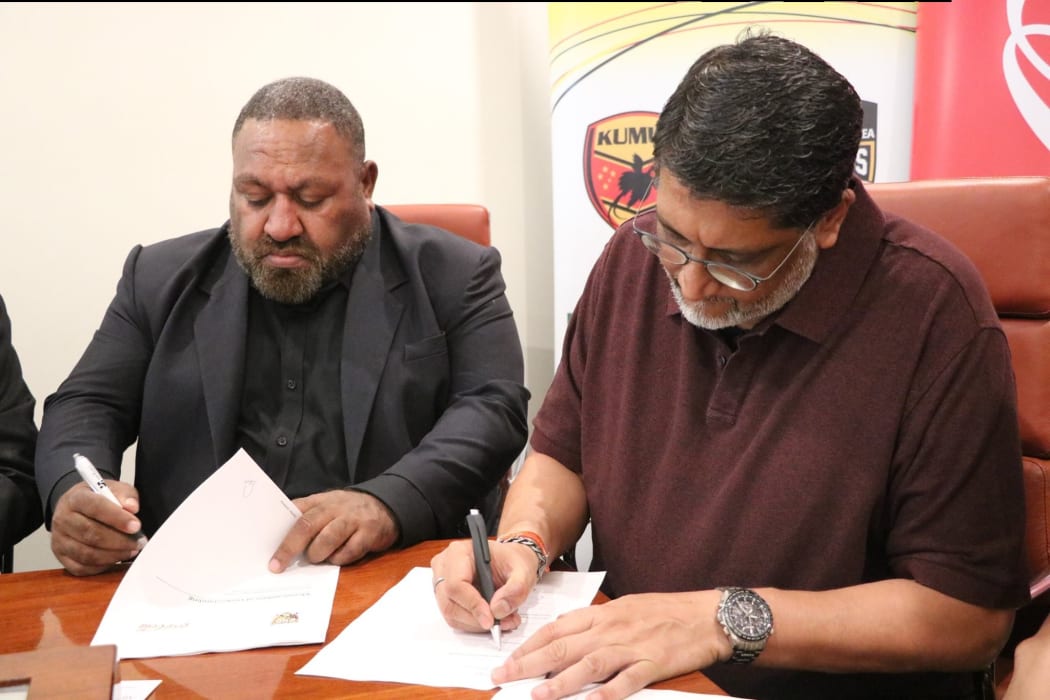 PNGRFL Chair Sandis Tsaka (L).