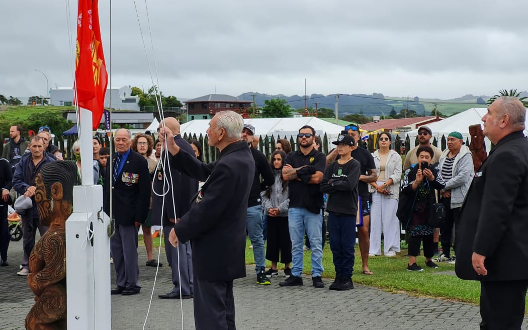 Sir Robert Gillies, the last surviving member of the Battalion, raises the Māori Battalion Memorial flag at Ōhinemutu.