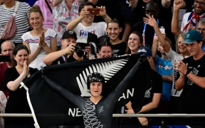 New Zealand's Ellesse Andrews celebrates after winning the women's track cycling keirin final for gold of the Paris 2024 Olympic Games at the Saint-Quentin-en-Yvelines National Velodrome in Montigny-le-Bretonneux, south-west of Paris, on August 8, 2024. (Photo by John MACDOUGALL / AFP)