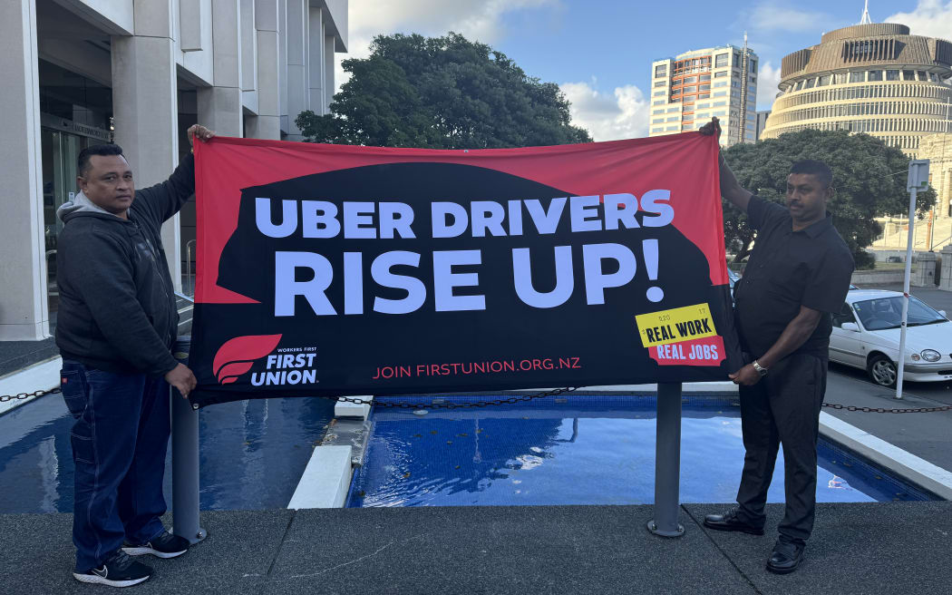 Kierowcy Ubera zbierają się przed Sądem Apelacyjnym w Wellington, 19 marca 2024 r.