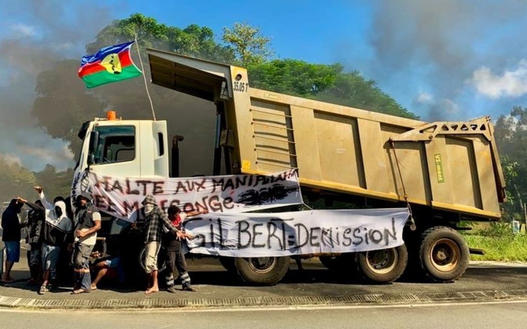 Manifestantes independentistas bloquean el pueblo de La Foa el 9 de abril de 2024 - Foto NC la 1ère
