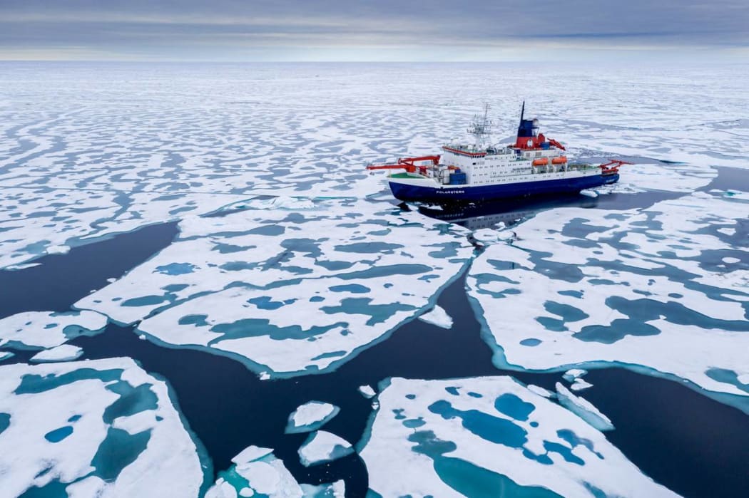 Heading for the new MOSAiC ice floe, Polarstern takes the shortest way to the area of interest: via the North Pole.