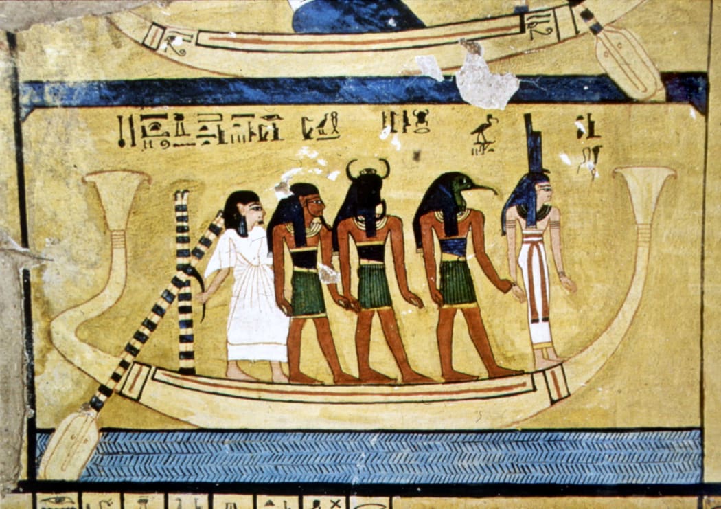 Assouan (Egypte). Ile Eléphantine. Tombe de Inerka. Sur la barque, la déesse Isis et les Dieux Anubis, Thot et Khépri. XXème dynastie.     RVB-10475