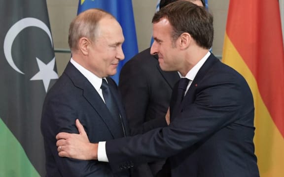 6137941 19.01.2020 Russian President Vladimir Putin and French President Emmanuel Macron get ready for a family photo as they arrive to attend an international peace conference on Libya in Berlin, Germany.