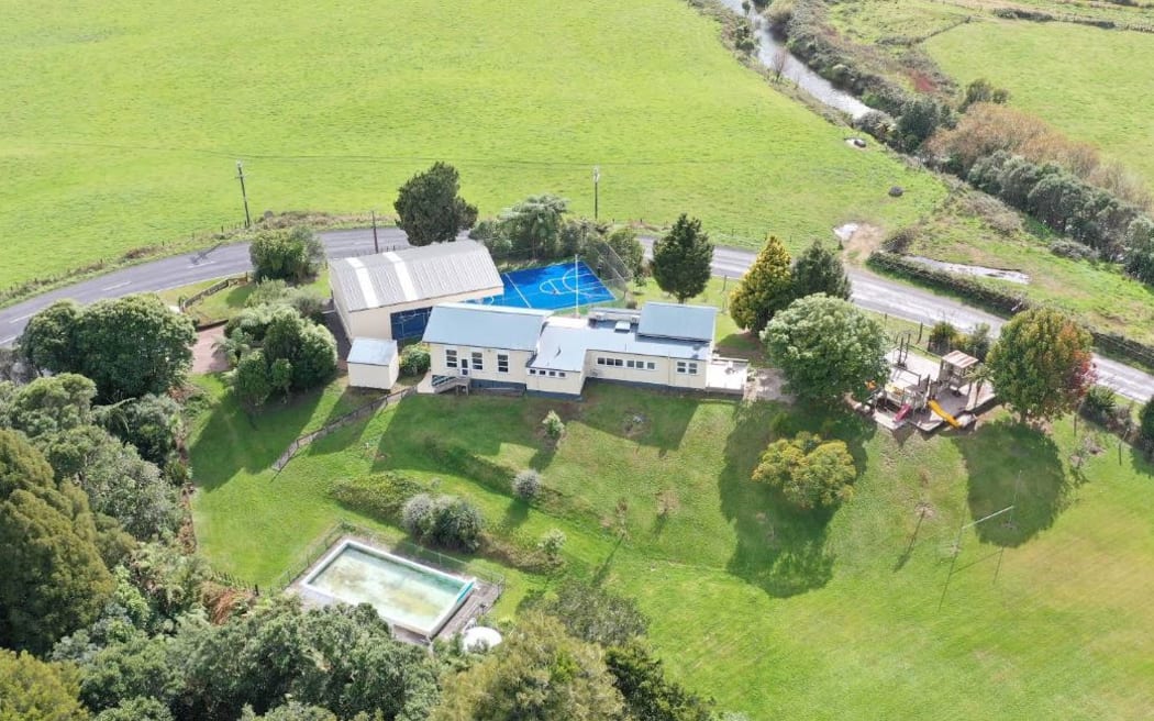 Piripiri School is closed while Te Anga Road is closed as police continue to investigate the fatal shooting of fugitive father Tom Phillips.