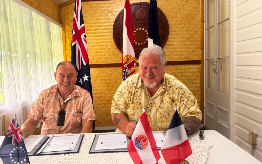 Cook Islands and French Polynesia leaders Mark Brown and Moetai Brotherson have signed an agreement on airlinks – 5 August 2025 - PHOTO présidence de la Polynésie
