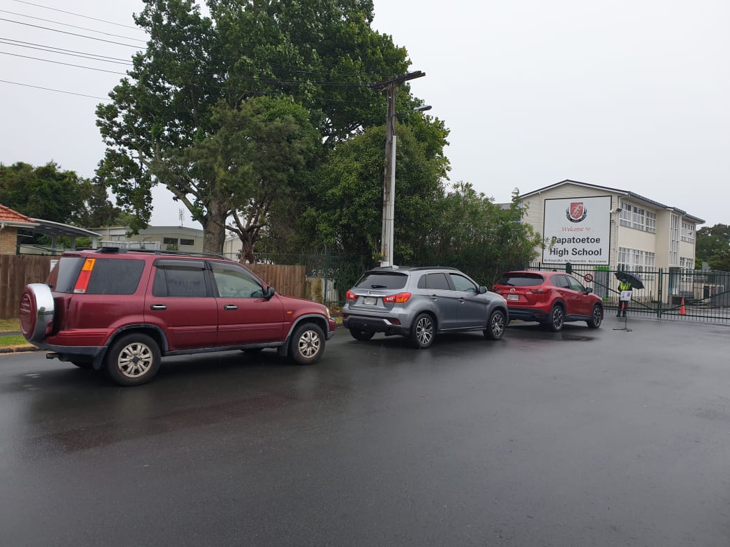 Queues form outside Papatoetoe High School for Covid-19 testing on 15 January, 2021.