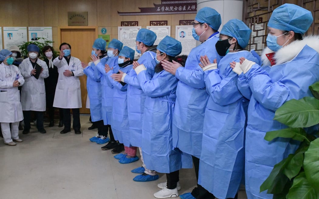 (200206) -- WUHAN, Feb. 6, 2020 (Xinhua) -- Doctors speak with cured novel coronavirus pneumonia patients in Wuhan, central China's Hubei Province, Feb. 6, 2020.