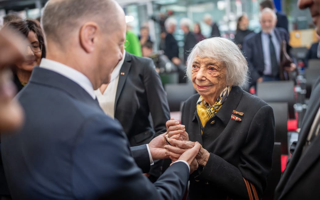 dpatop - 23 January 2025, Berlin: Federal Chancellor Olaf Scholz (SPD) greets Holocaust survivor Margot Friedländer at the ceremony to mark the 80th anniversary of the liberation of Auschwitz. Photo: Michael Kappeler/dpa (Photo by MICHAEL KAPPELER / DPA / dpa Picture-Alliance via AFP)