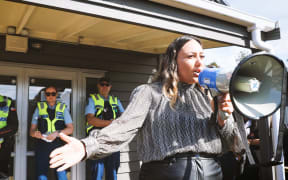 KDC Te Moananui o Kaipara Māori Ward's Pera Paniora addresses protesters during the council's debate on her electoral area's future.