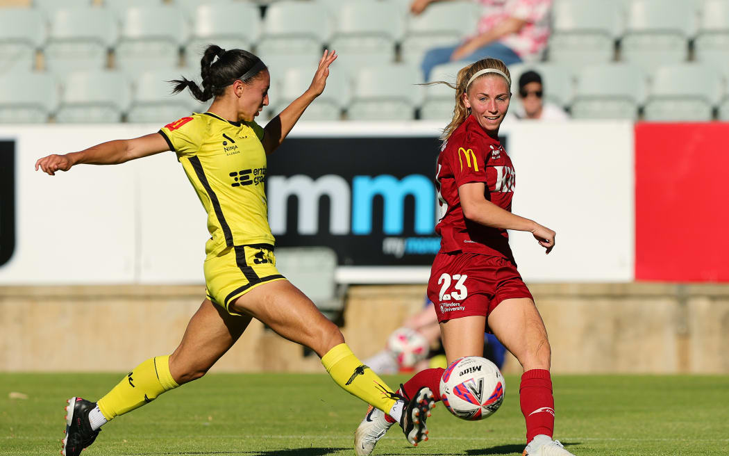 ADELAIDE, AUSTRALIA - JANUARY 12: Fiona Worts of Adelaide United and Tiana Jaber of Wellington Phoenix during the round 11 A-League Women's match between Adelaide United and Wellington Phoenix at Marden Sports Complex, on January 12, 2025, in Adelaide, Australia. (Photo by Sarah Reed/Getty Images)
