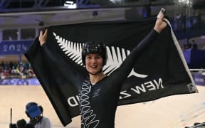 New Zealand's Ellesse Andrews celebrates after winning the women's track cycling sprint final race 2 for gold of the Paris 2024 Olympic Games at the Saint-Quentin-en-Yvelines National Velodrome in Montigny-le-Bretonneux, south-west of Paris, on August 11, 2024. (Photo by SEBASTIEN BOZON / AFP)