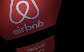 airbnb logo