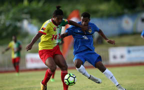Nalkutan's Azariah Soromon up against Lae City Dweller's Valentine Nelson. OFC Champions League 2018, Group A, Lae City Dwellers FC vs Nalkutan FC, Korman Stadium, Vanuatu, Friday 16th February 2018.