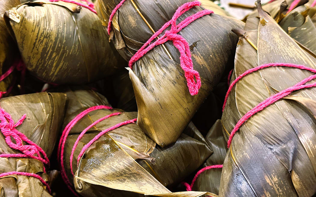 Pitch-pot, a traditional game played during the Dragon Boat Festival.