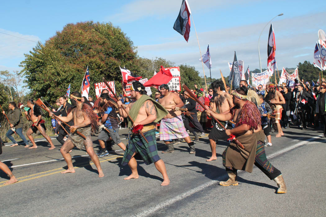 Hundreds of people turned out to protest the signing of a treaty settlement between the government and a collective of Hauraki iwi.