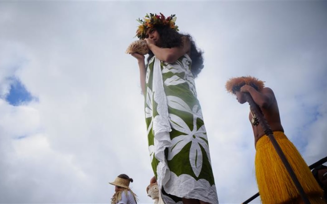A group representing Pacific, Māori and Aboriginal Australian peoples waited at Te Tii beach to welcome the estimated 700 waka paddlers arriving on Waitangi Morning.