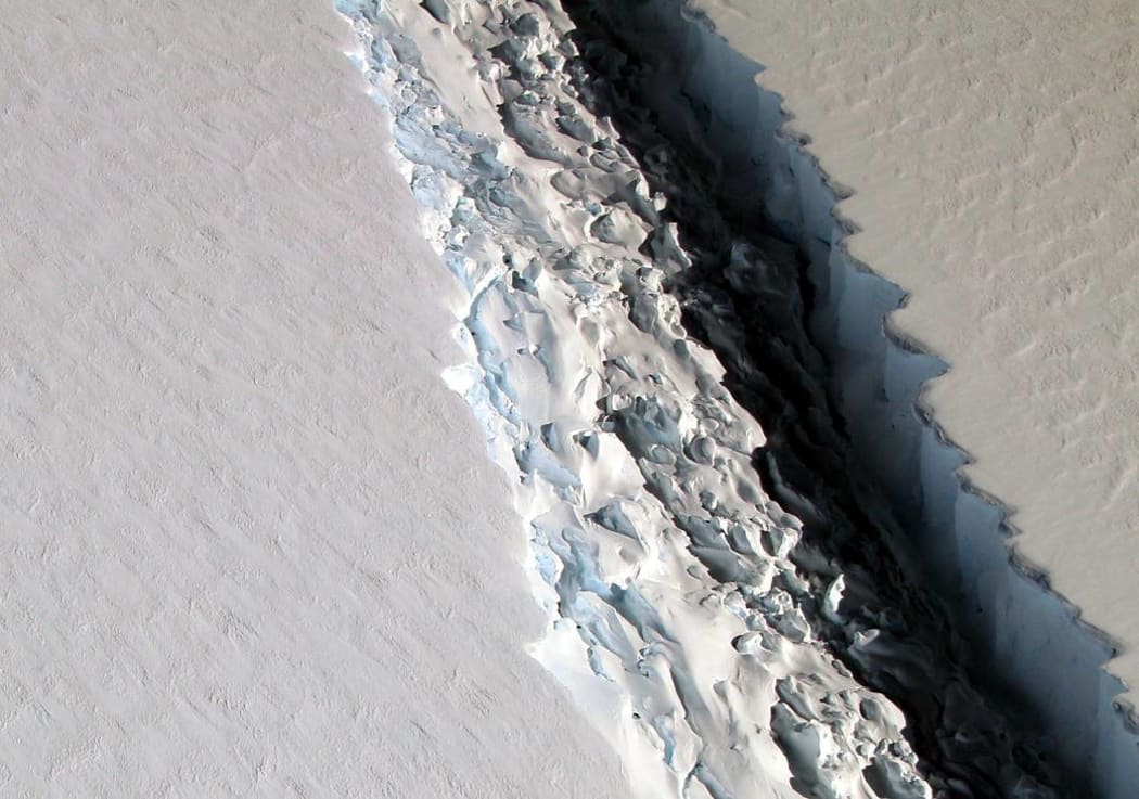 Rift in Antarctica's Larsen C Ice Shelf
