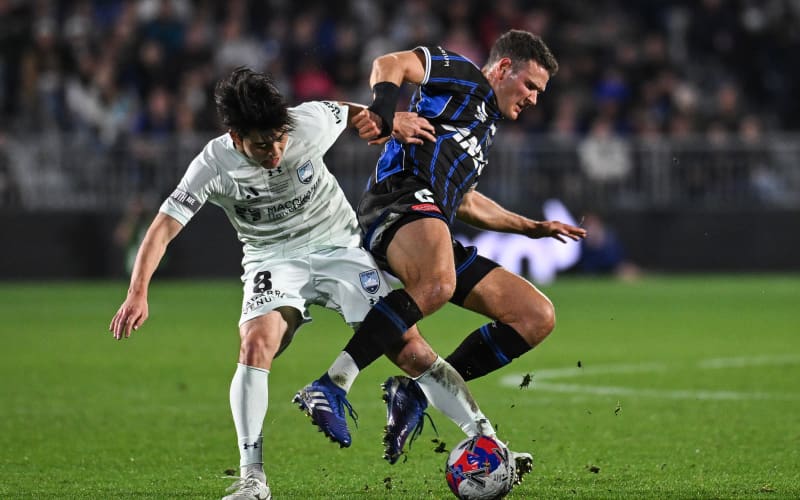 Wataru Kamijo of Sydney FC and Louis Verstraete of Auckland FC.