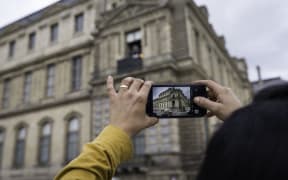 France, Paris, 2025-10-22. Many people come to take photos of the broken display case where the theft took place. On Sunday, 10 October 2025, four criminals stole priceless jewellery while the museum was open. With 10 million visitors, the Louvre is the most visited museum in the world. Photograph by Eric Broncard/Hans Lucas
France, Paris, 2025-10-22. De nombreuses personnes viennent prendre en photo la baie fracturee par ou a eu lieu le vol. Le dimanche 10 octobre 2025, 4 malfaiteurs ont derobe, pendant l’ouverture du musee, des bijoux d’une valeur inestimable. Avec ces 10 millions de visiteurs, le Louvre est le musee le plus visite au monde. Photographie par Eric Broncard/Hans Lucas (Photo by Eric Broncard / Hans Lucas via AFP)