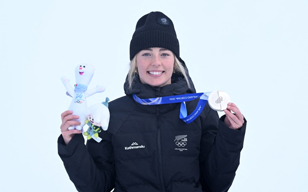 Silver medallist New Zealand's Zoi Sadowski Synnott celebrates on the podium after the snowboard women's slopestyle final during the Milano Cortina 2026 Winter Olympic Games at Livigno Snow Park, in Livigno (Valtellina), on February 18, 2026. (Photo by Kirill KUDRYAVTSEV / AFP)