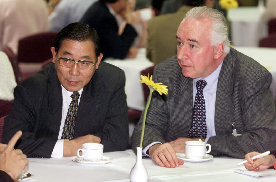 Jim McLay (R) speaks with Japan's Commissioner to the International Whaling Commission Minoru Morimoto during talks in Australia in July 2000.