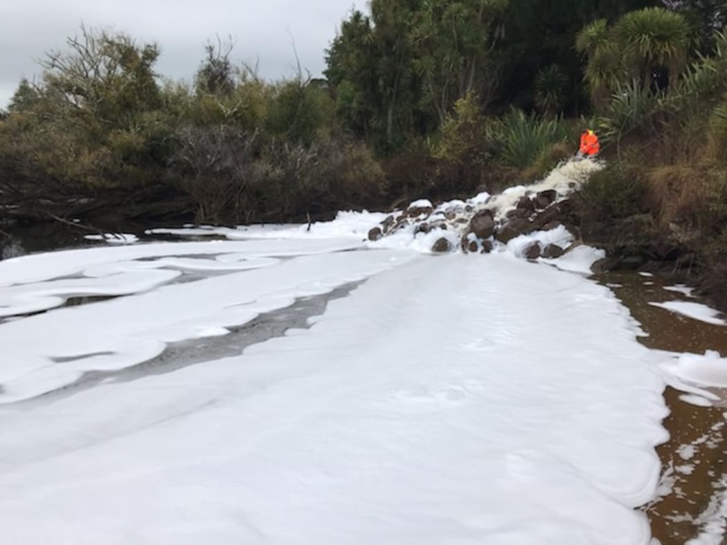 Samples of the discharge being collected by Waikato Regional Council staff at the culvert on the Waikato River at St Andrews.