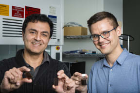 Torben Daeneke (r) & Professor Kourosh Kalantar-zadeh (l)