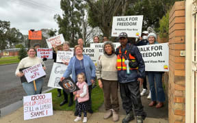 Sri Lankan refugee Neil Para is walking 1000 kilometres to raise awareness of refugees in Australia, particularly those facing visa problems.