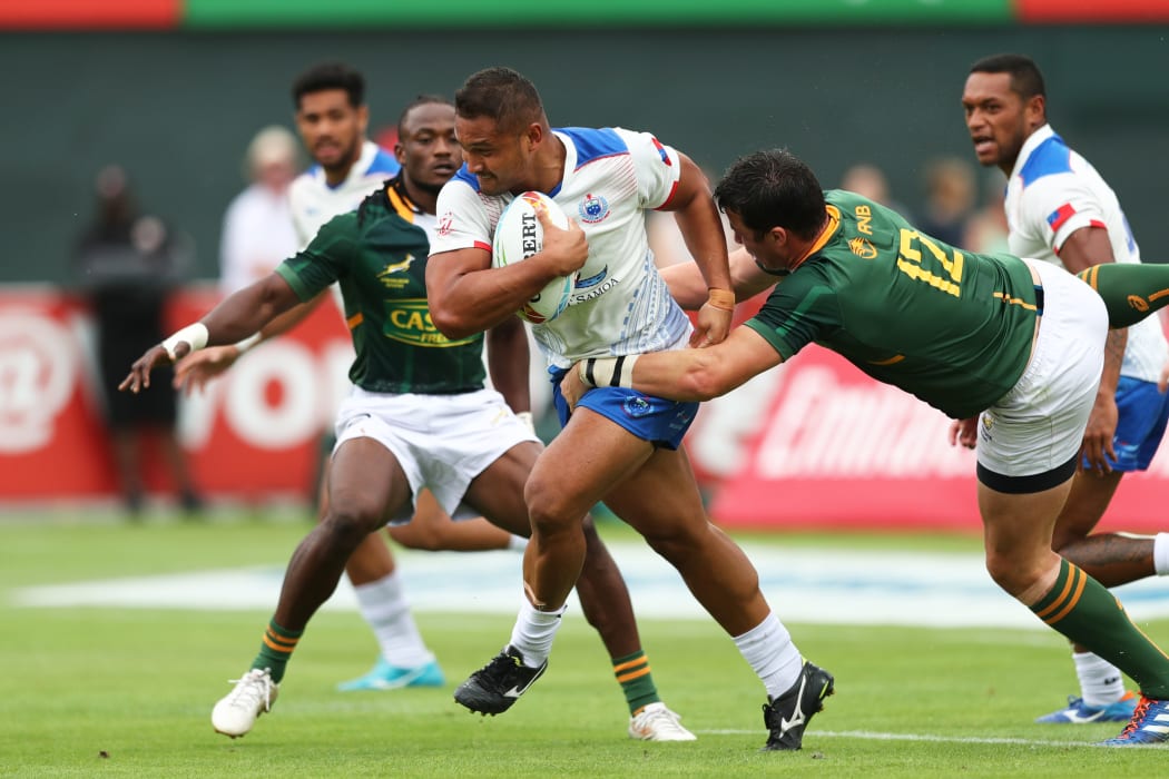 Samoa's Alamanda Motuga tests the South African defence in Dubai.