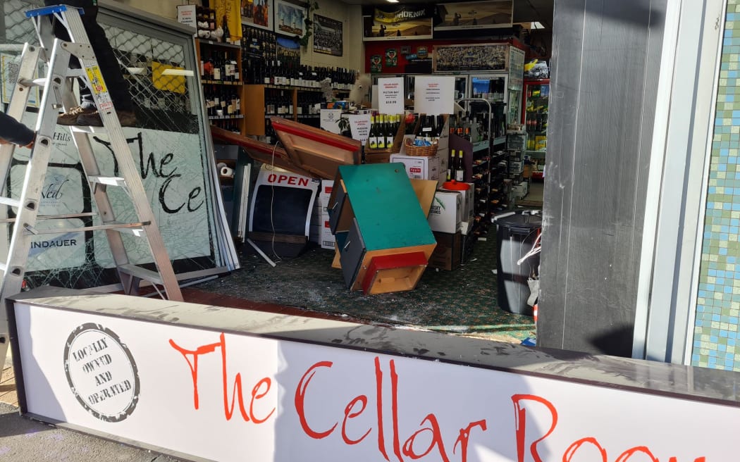 Wellington liquor store ram raided RNZ News