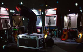 Stewart Hurwood performs Lou Reed Drones