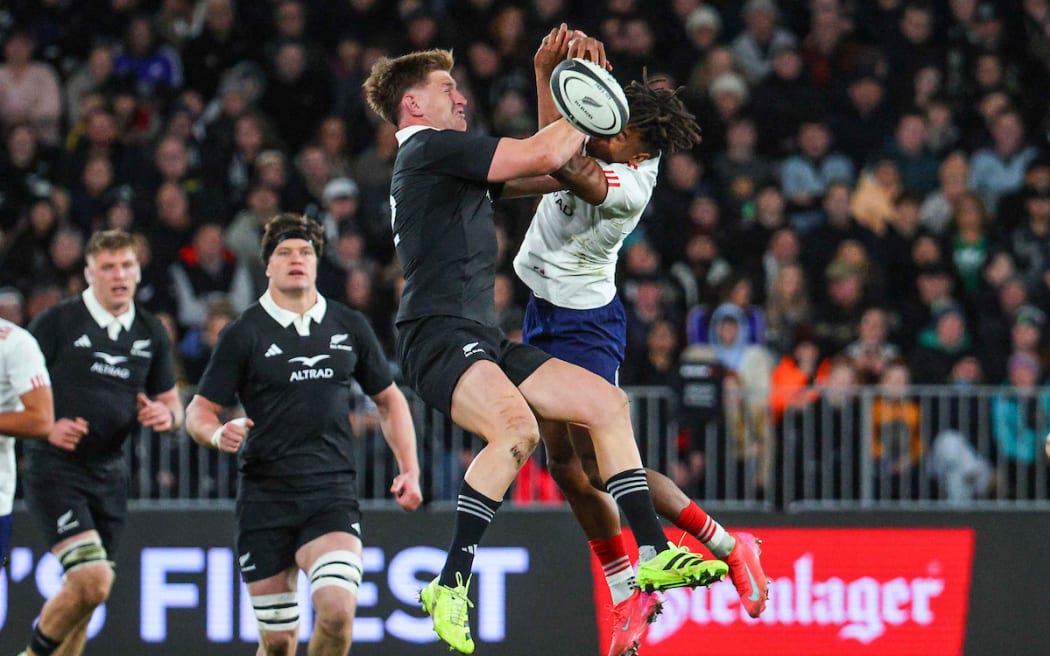 Jordie Barrett Théo Attissogbe challenge for the ball.