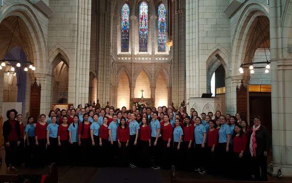 Toronto Children's Choir (blue) and Cantare (red) with directors Elise Bradley (right) and Fiona Wilson (left)