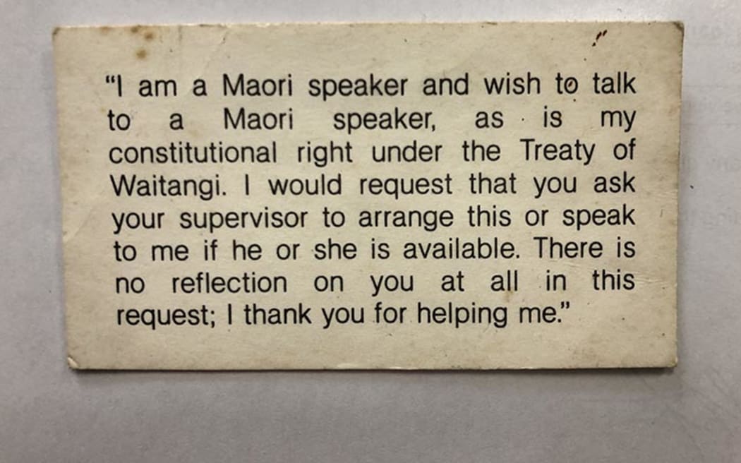 Te Reo Māori card used by members of Ngā Kaiwhakapūmau i te Reo Māori to hand in to government departments and similar organisations to highlight the absence of people to speak to when wishing to do business in te Reo