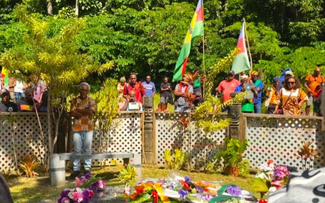 Hundreds have commemorated of the 35th anniversary of the assassination of pro-independence leader Jean-Marie Tjibaou at his grave on 4 May 2024, in the village of Hienghène.