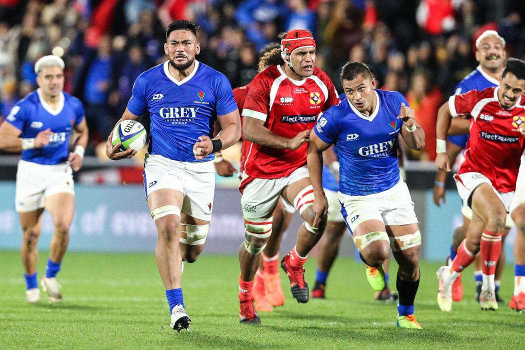 Tonga's Zane Kapeli (c) is set to miss nine months of rugby after rupturing a patellar tendon against Samoa.