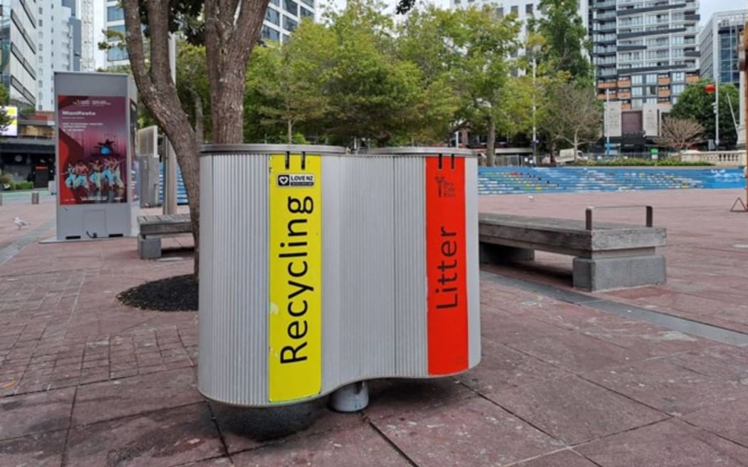 Auckland Council says it won't be removing bins from the CBD.